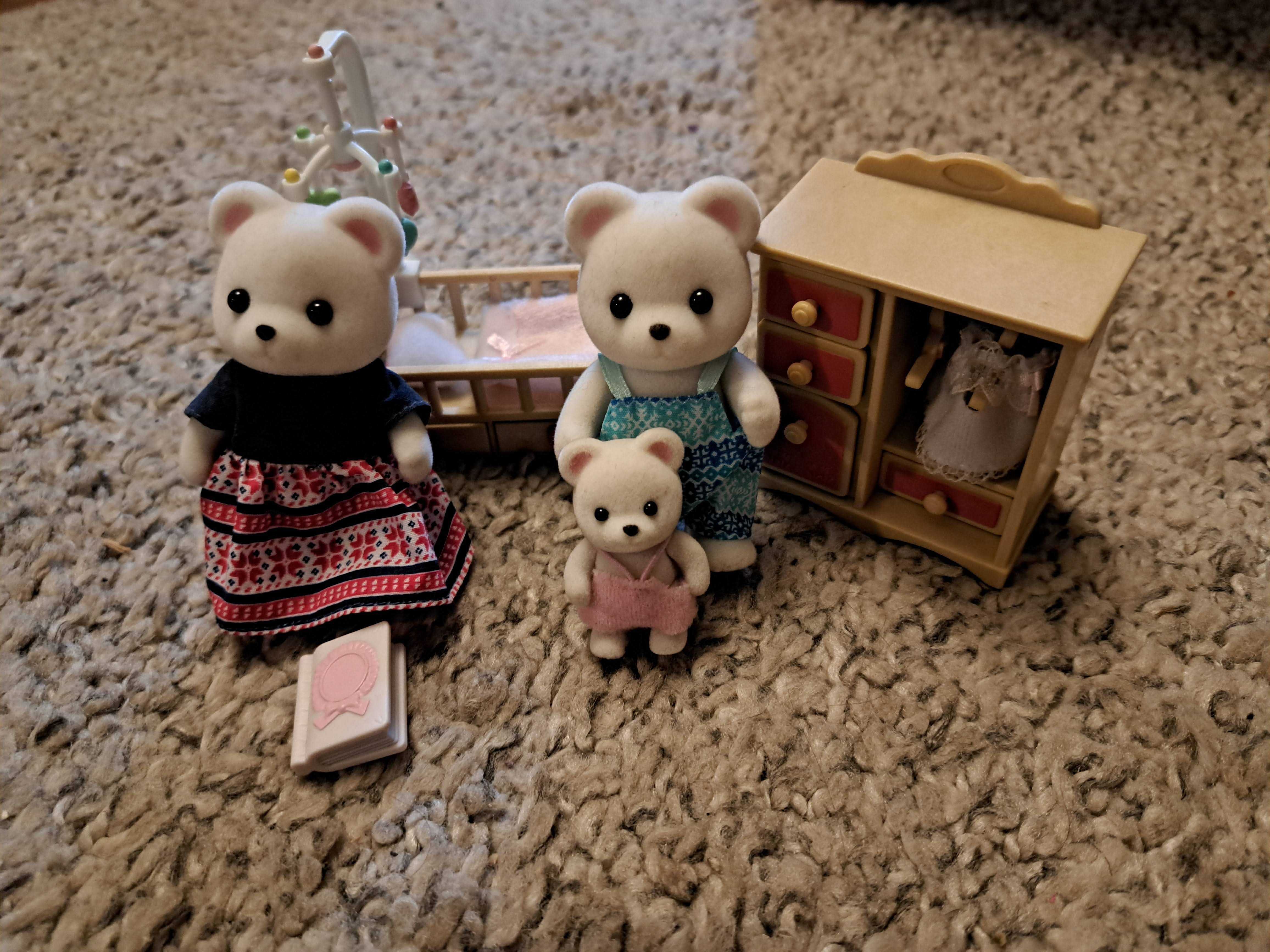 Sylvanian families - rodzina misiów z dzieckiem + akcesoria