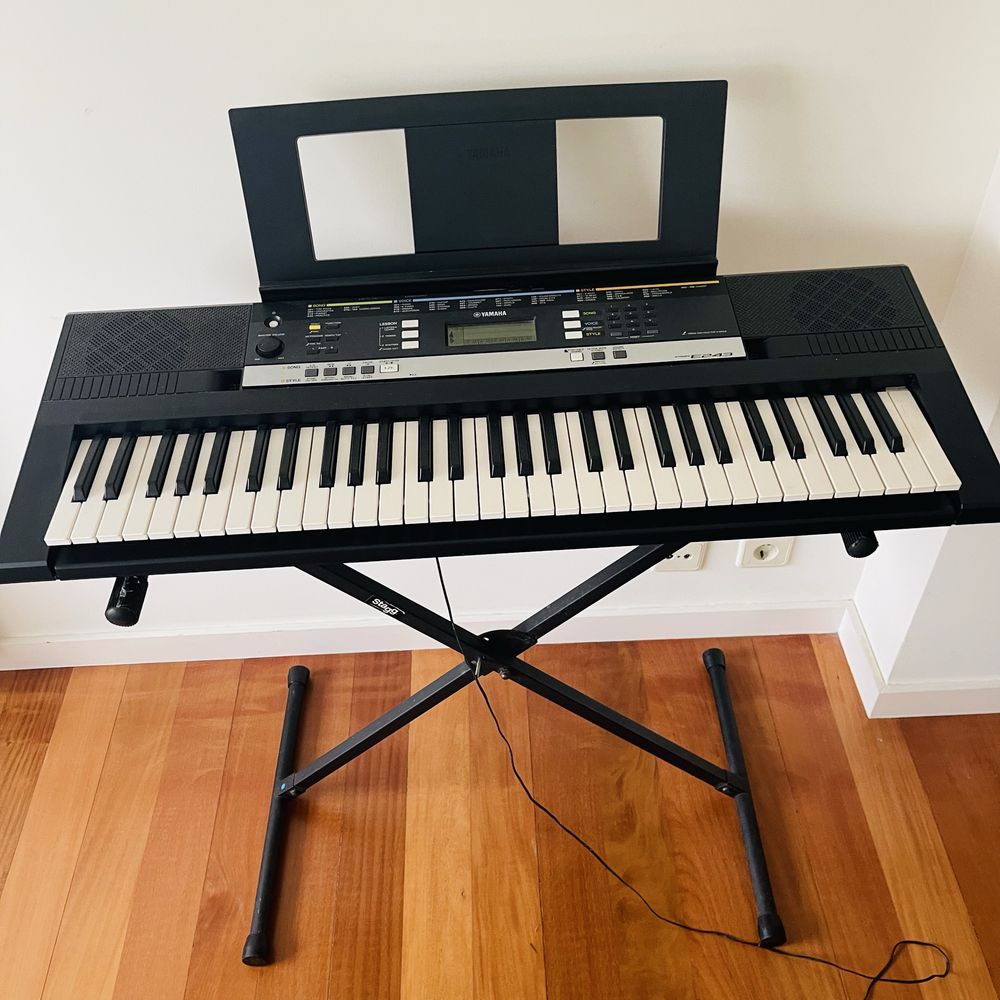 Teclado Yamaha PSR E 243 com Base de Apoio.