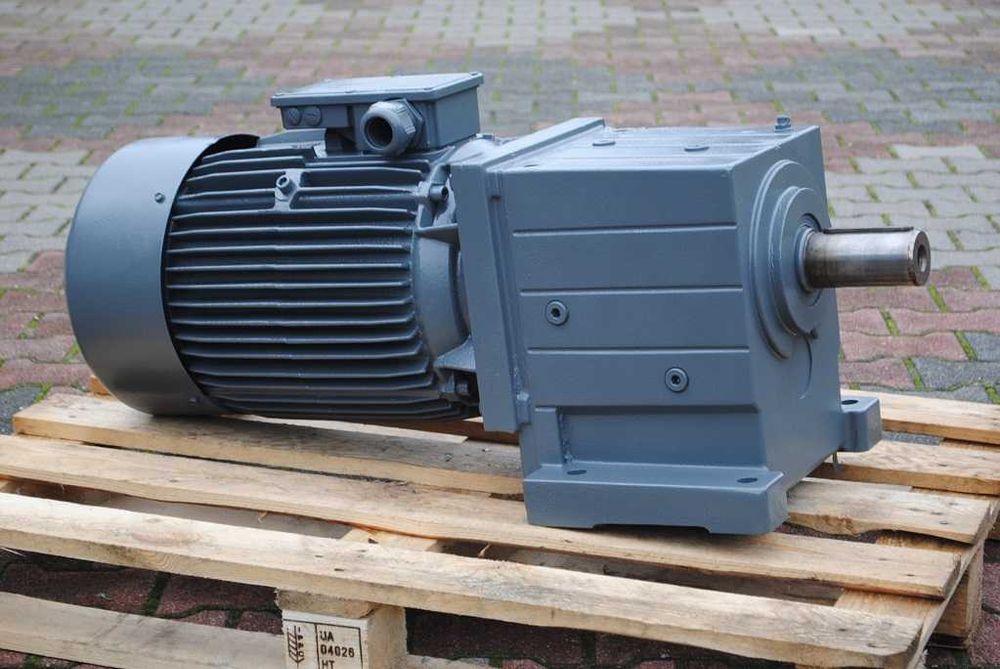 Motoreduktor 22kw. 148obr./min.. LENZE