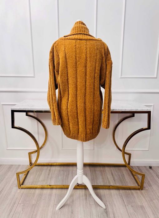 Golf w kolorze musztardowym