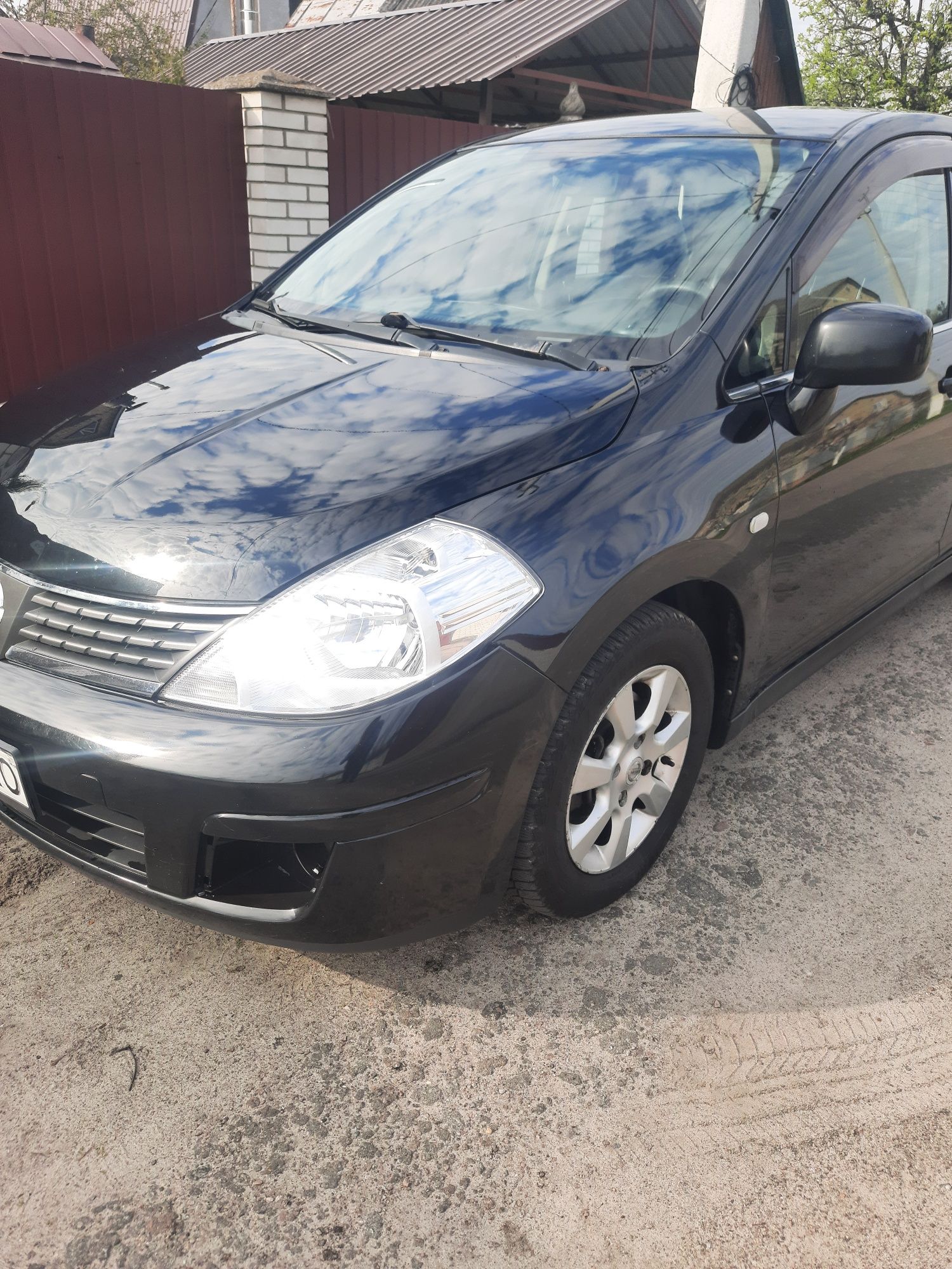 Nissan tiida 2008 рік