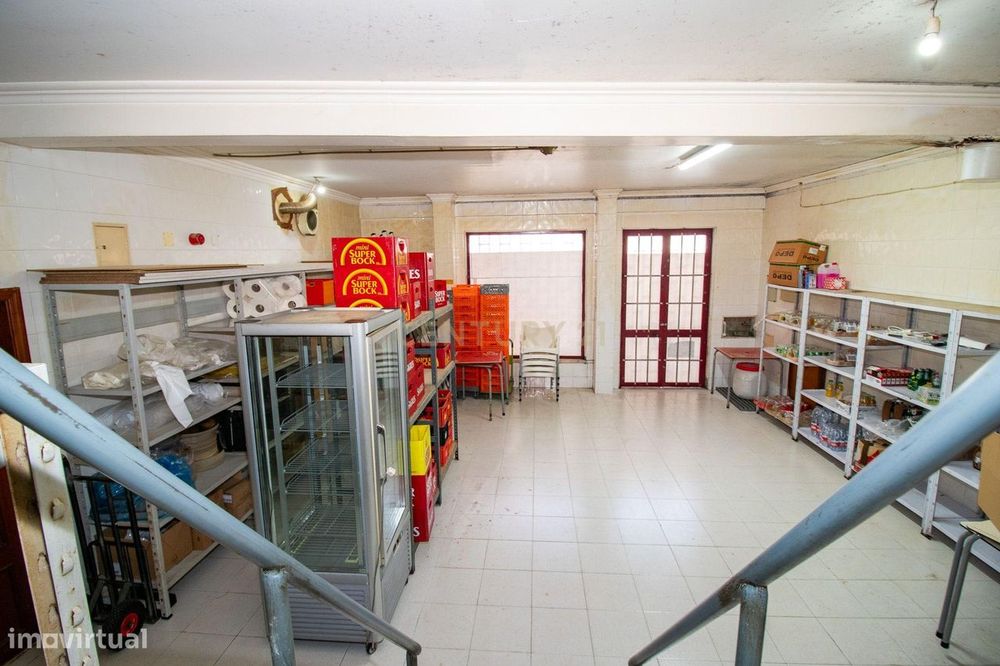 ** Excelente Loja, situada em zona nobre na Urbanização da Ribeirada -