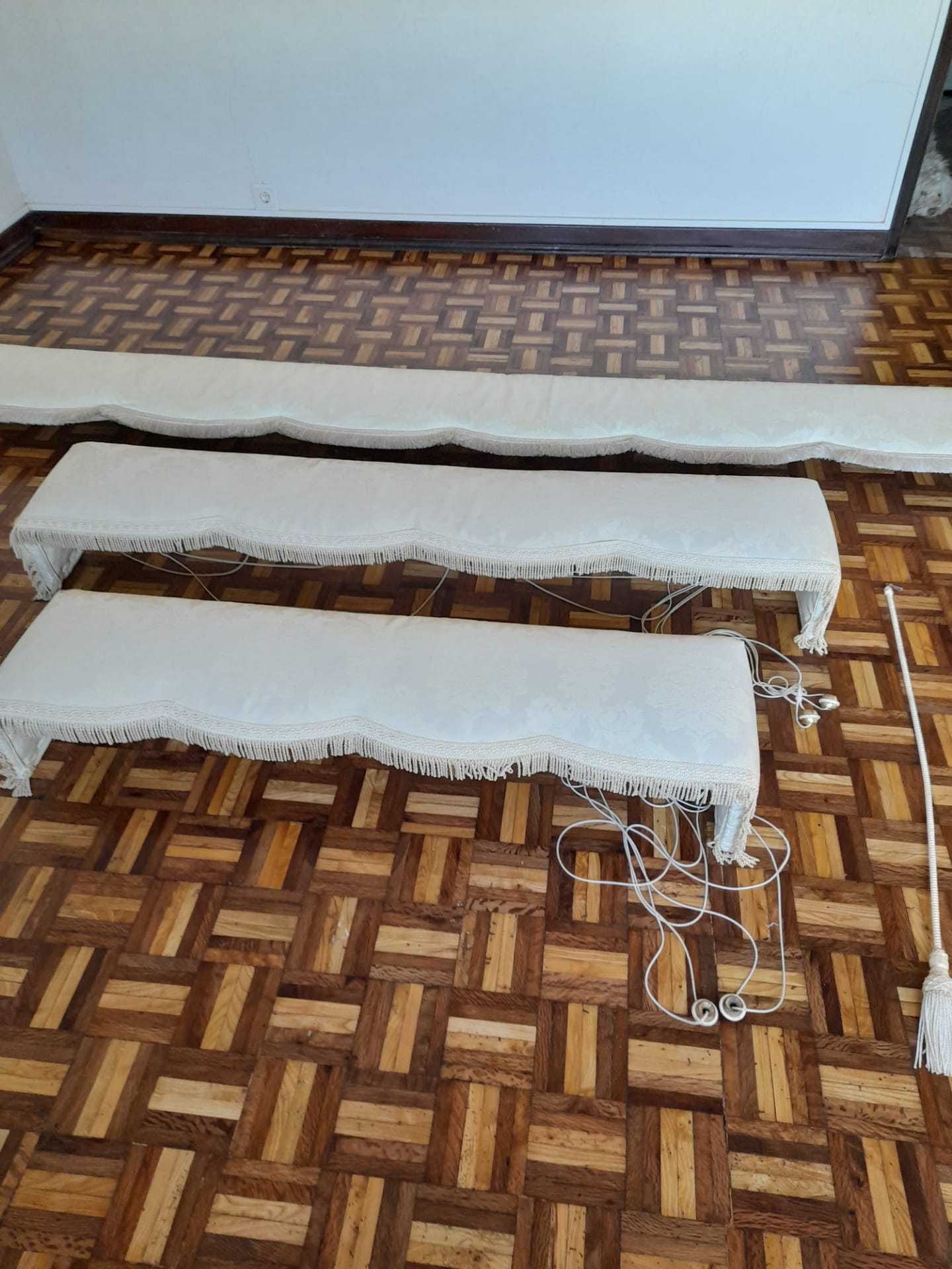 Cortinados com sanefa de madeira almofadada forrada com cortinado
