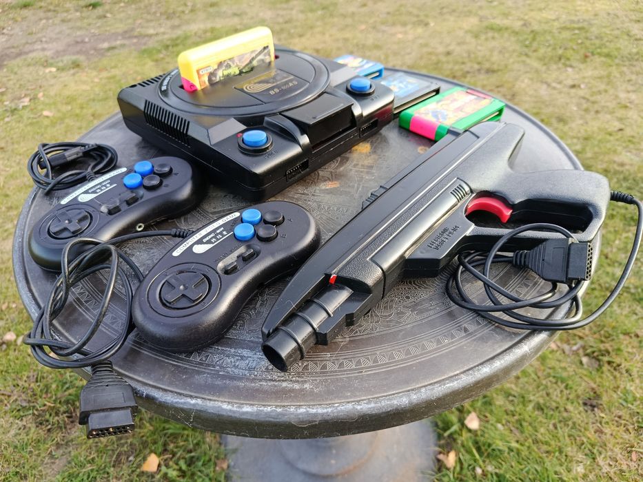 Konsola BS-500AS wraz z akcesoriami, jak na zdjęciach.