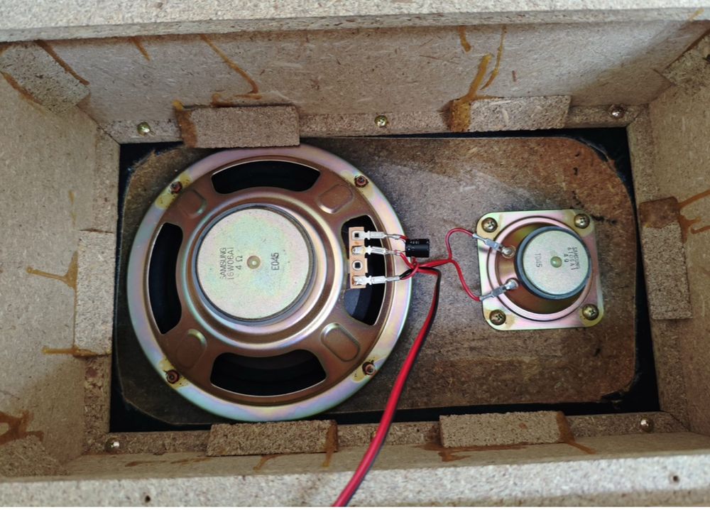 Dwie kolumny Super Dynamic Speaker po 16W.