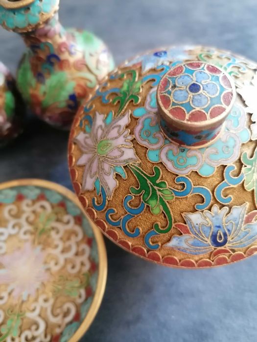Conjunto de peças em Porcelana Tailandesa
