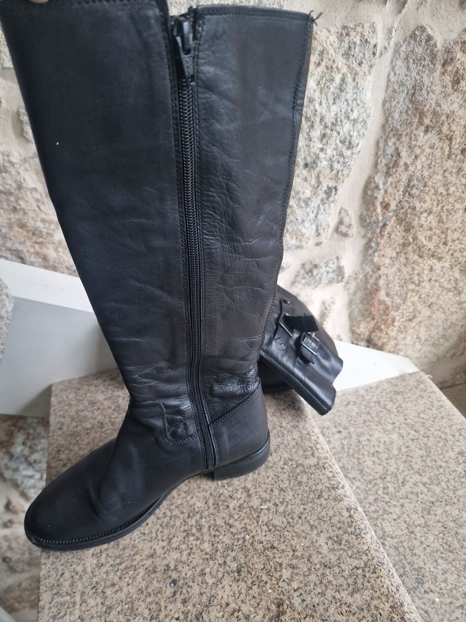 Botas com cano pretas da foreva pele genuina