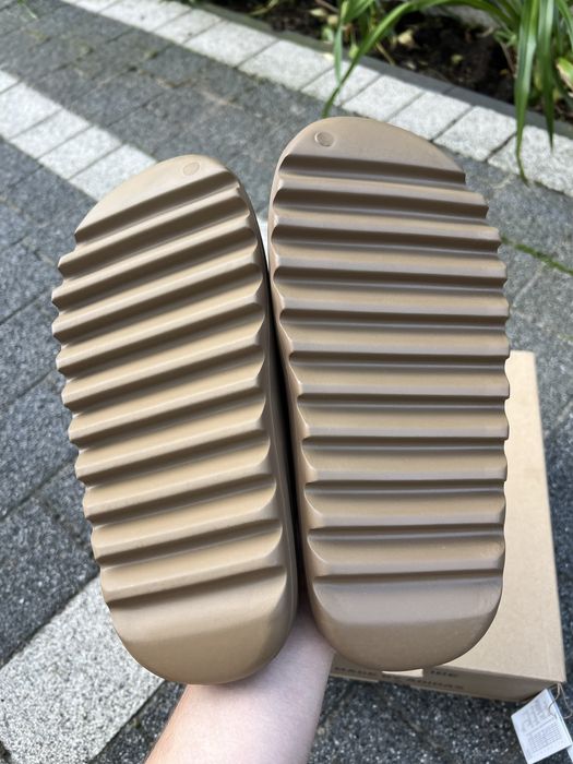 Adidas Yeezy Slide Core klapki brązowe viral comfy 43
