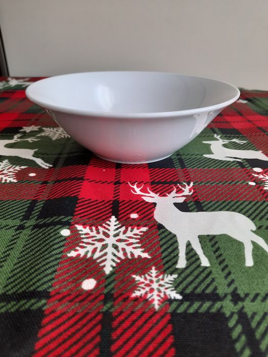 Фарфоровые тарелки, салатники, чайные пары