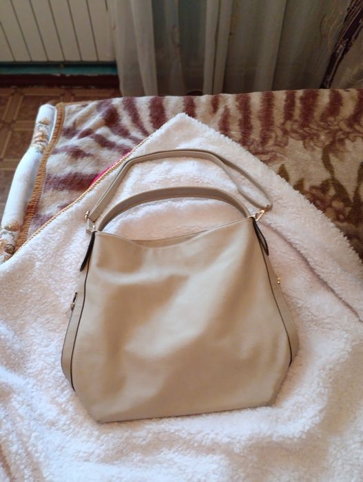 Продам, перша молочна не маленька іск.шкіра, друга. нат. замш гламурна