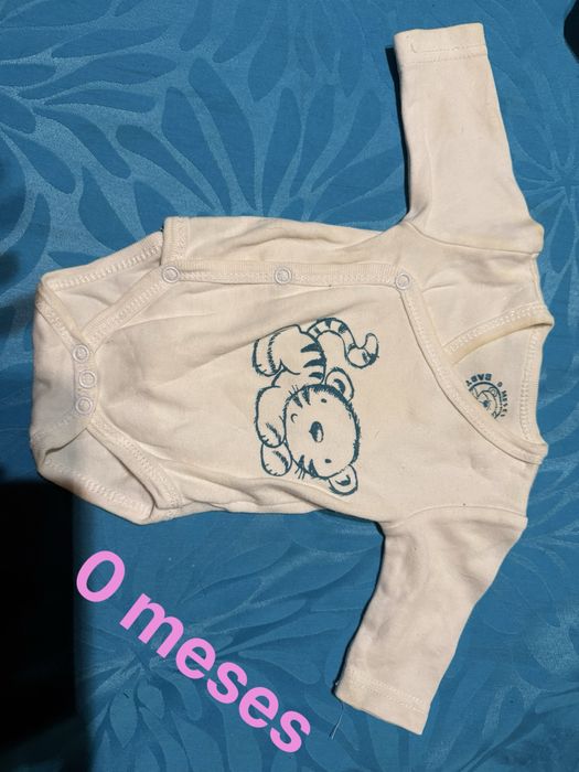 Vários bodies de bebé