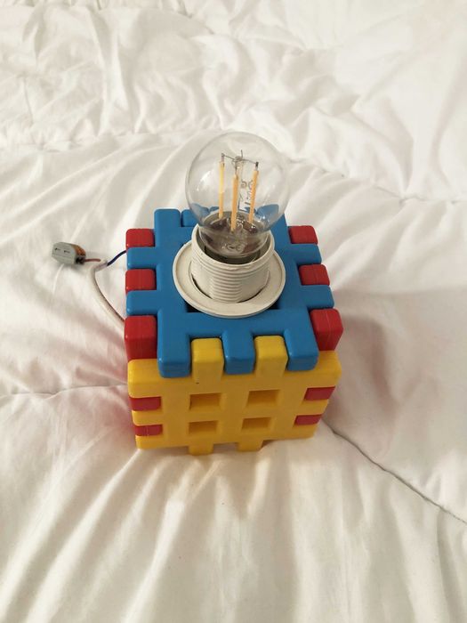 Lampka z klocków do pokoju dziecęcego