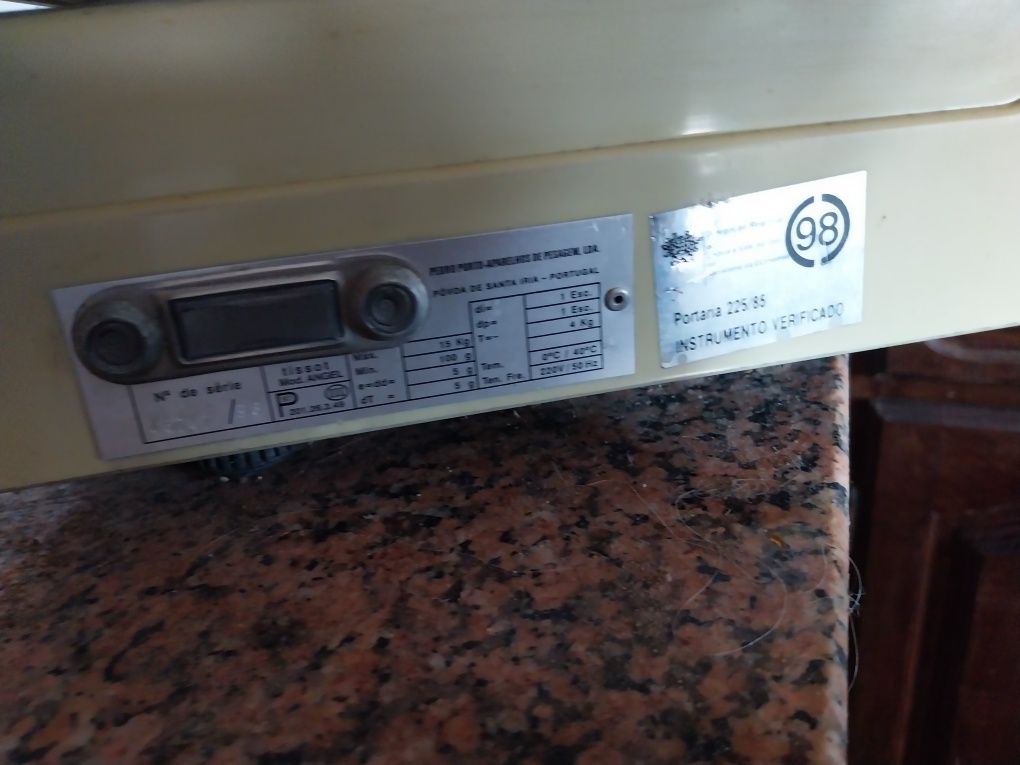 Vendo balança impecável pouco uso funciona muito bem apenas foi usado