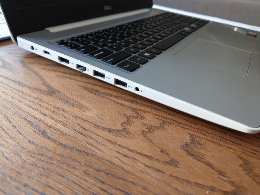 Dell inspiron 5570 i3 SSD 250GB Radeon (2gb ram) 530 8Gb Ram HDD 1TB