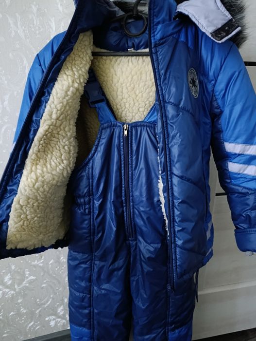 Зимовий комбінезон для хлопчика 98р на овчині синього кольору