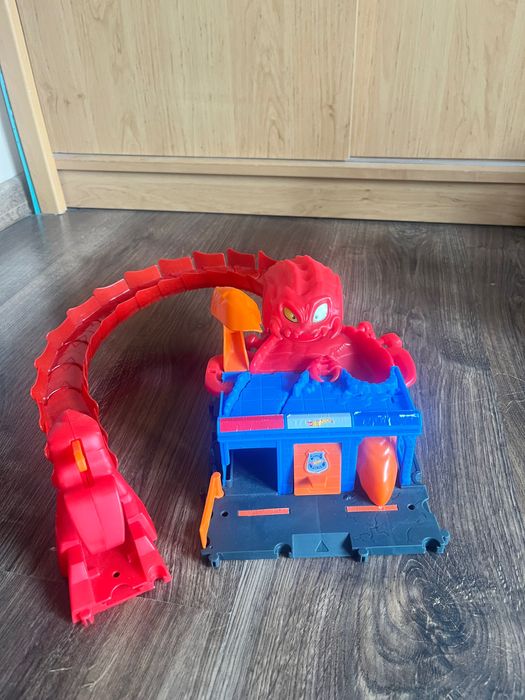 Hot wheels city, track.