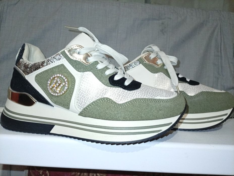 Нові !Кросівки розмір 40 остання пара