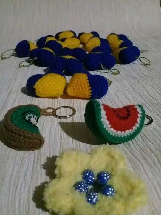 Вязаные игрушки и браслеты с биссера