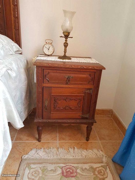 Mobília de quarto vintage em madeira maciça