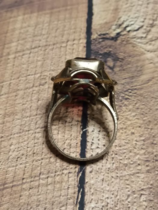Duży stary pierścień PRL . Miedziak ,tombak z czerwonym oczkiem. Vinta