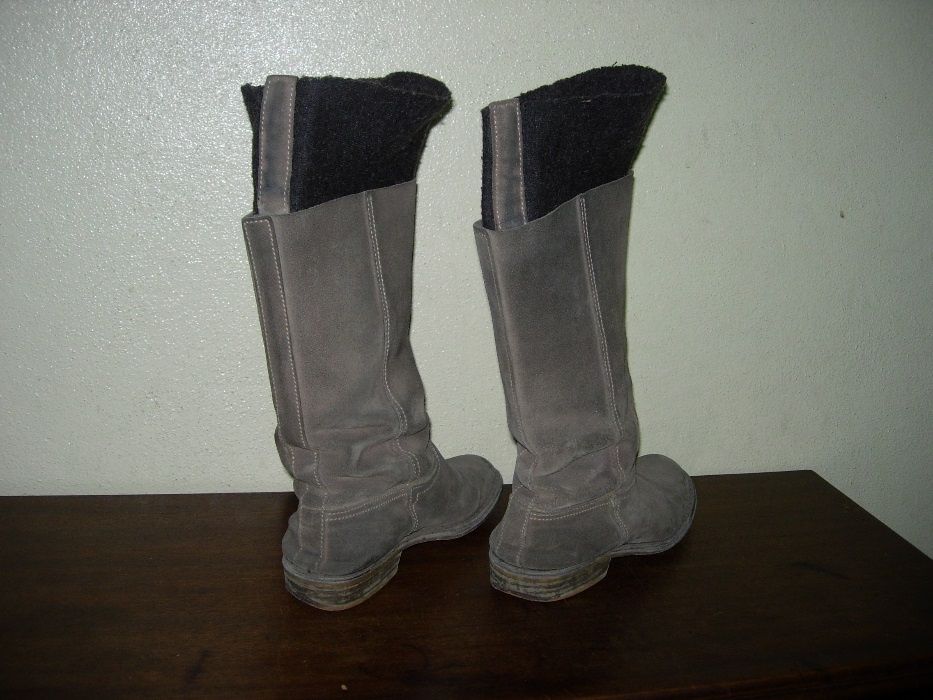 Bota de cano alto, em pele, forrada