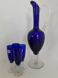 Kobaltowa szklana karawka z kieliszkami