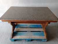 Conjunto de Mesa em madeira com tampo em granito e cadeiras de cozinha
