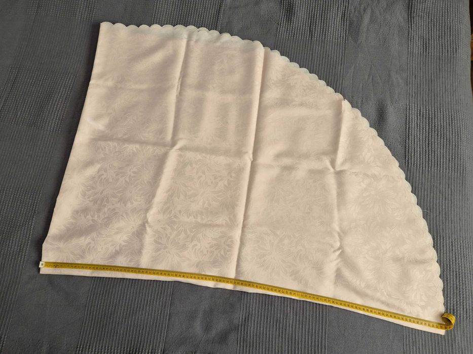 Obrus plamoodporny, owalny w kolorze jasnomorelowym