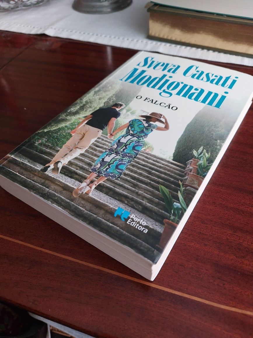 Livro "O Falcão" de Sveva Casati Modignani, portes incluídos