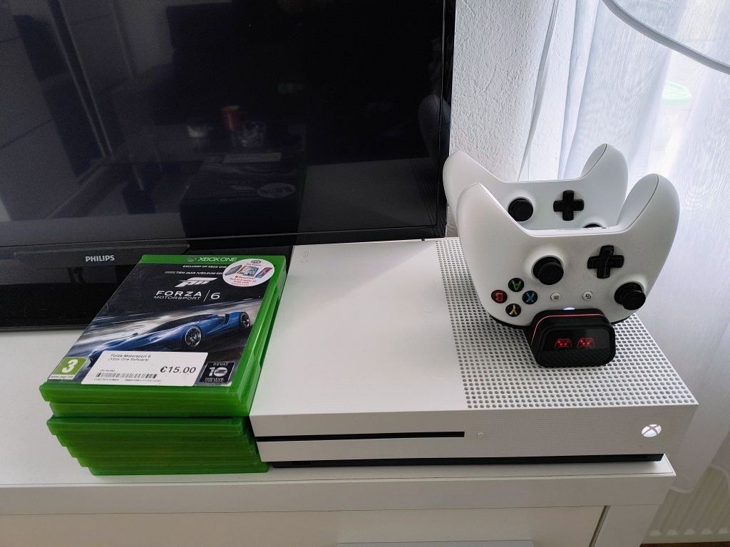 Xbox one S + 2 pady gry ładowarka
