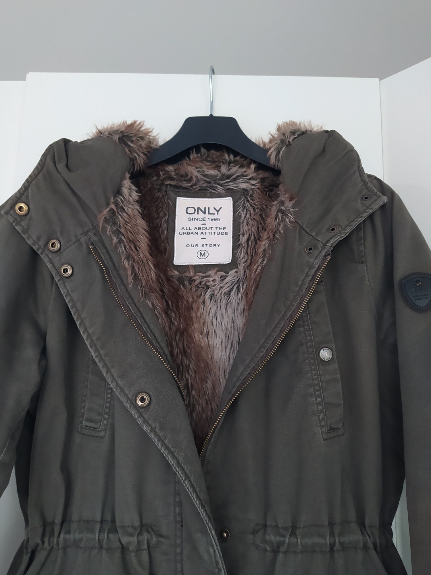 Kurtka parka Only z kapturem w kolorze khaki rozmiar M