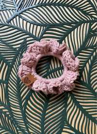 Scrunchie gumka na szydełku - pudrowy róż