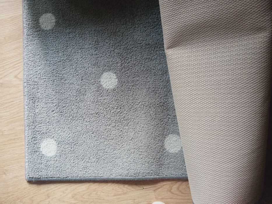 Dywan Len 133x160 szary w biale kropki.