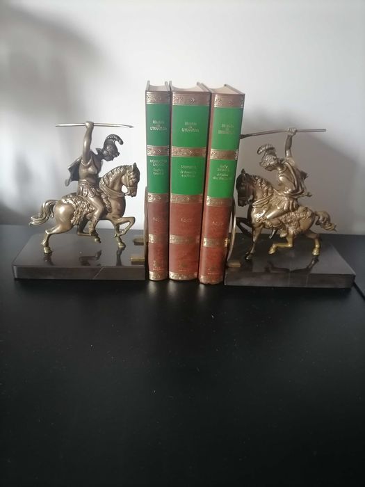 Cerra livros em mármore e bronze