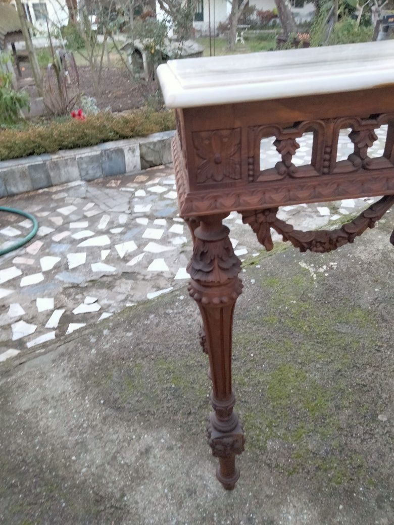 Mesa de entrada em madeira trabalhada por artesãos e tampo em mármore