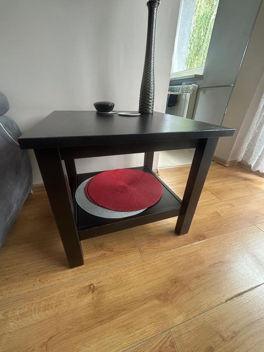 Mały drewniany stolik kawowy