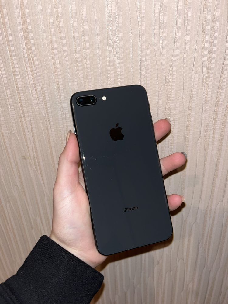 Продаю IPhone 8+