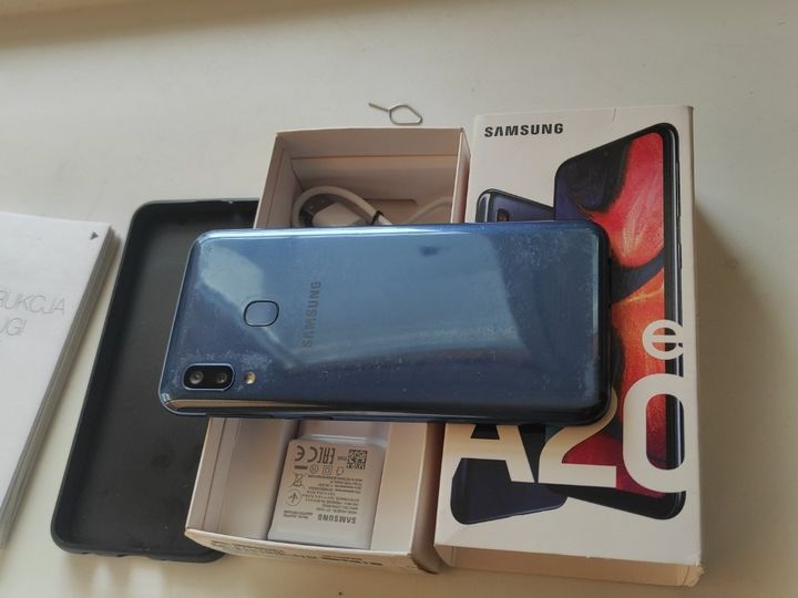 Samsung A20e, przód bez rys, zabezpieczony szkłem, bateria stan dobry