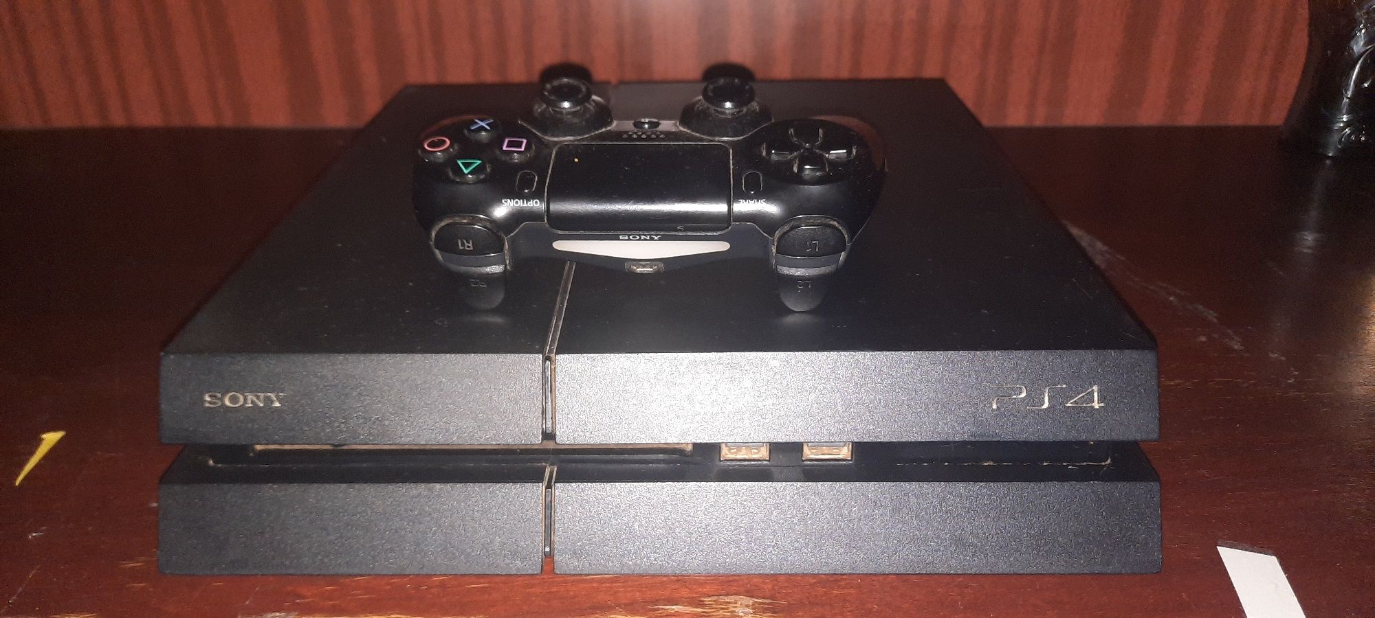 Sprzedam PlayStation 4 razem z padem