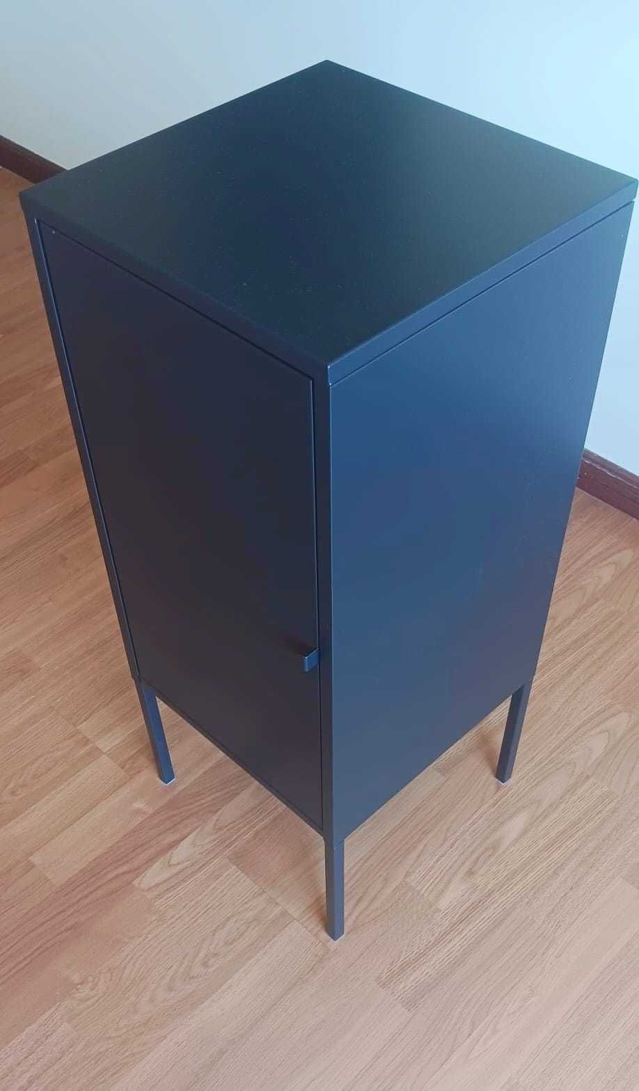 Armário em Metal preto com pés