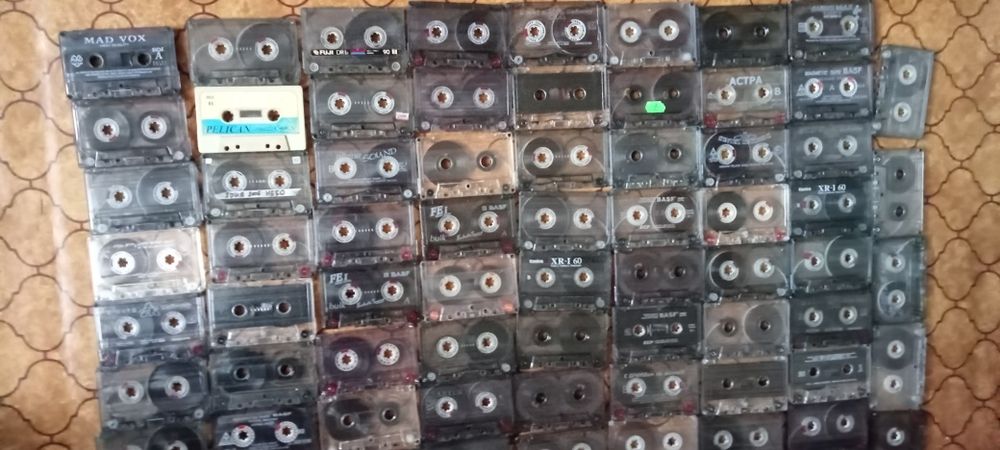 музичні аудіо касети з 90х років.аудиокассеты.