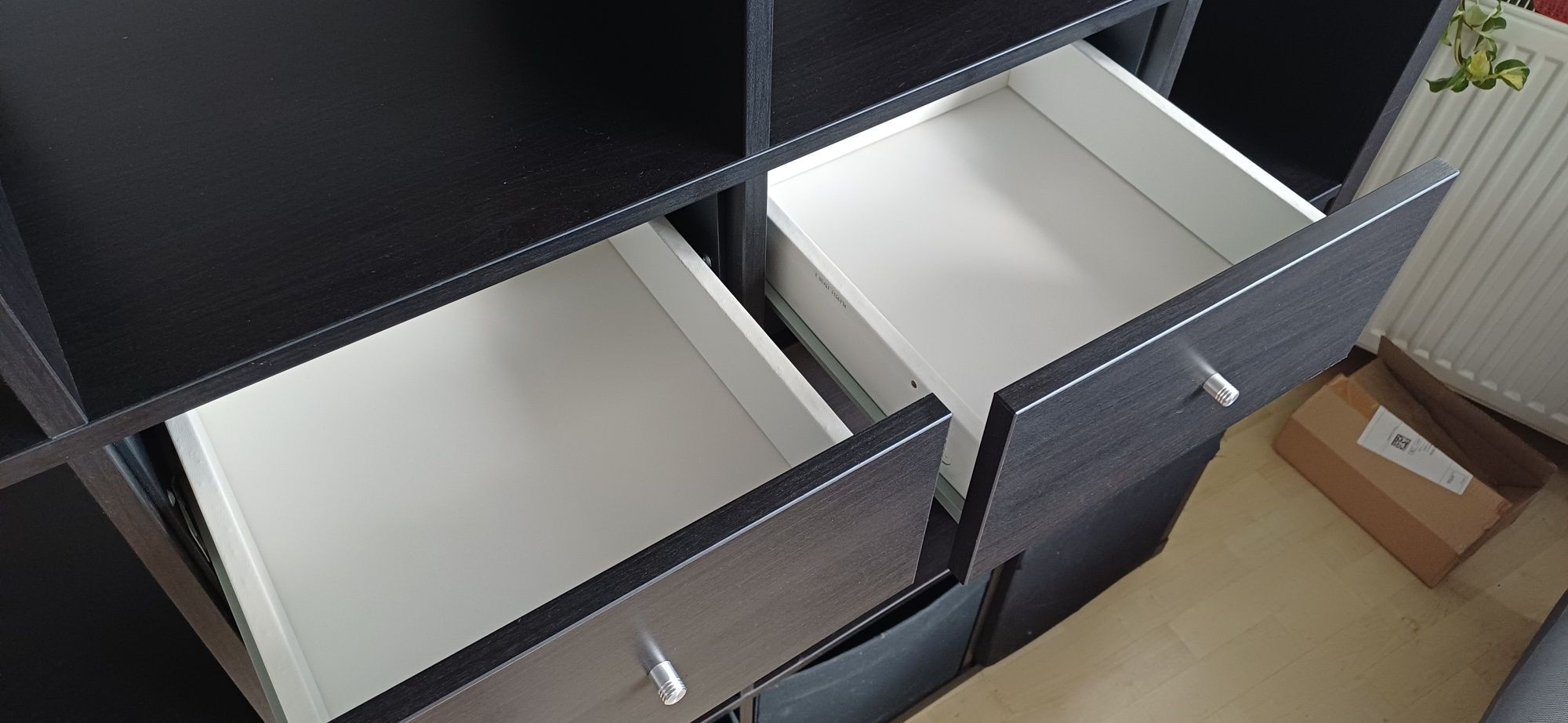 Duży regał KALLAX IKEA z szufladami czarnobrąz czarne pojemniki