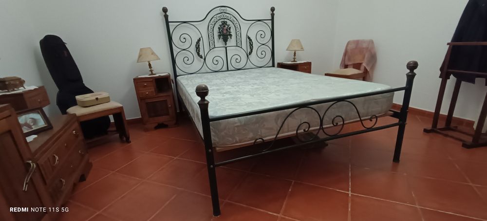 Cama de ferro, estilo antigo, com colchão,. Medidas:  1,90m x 1,40m