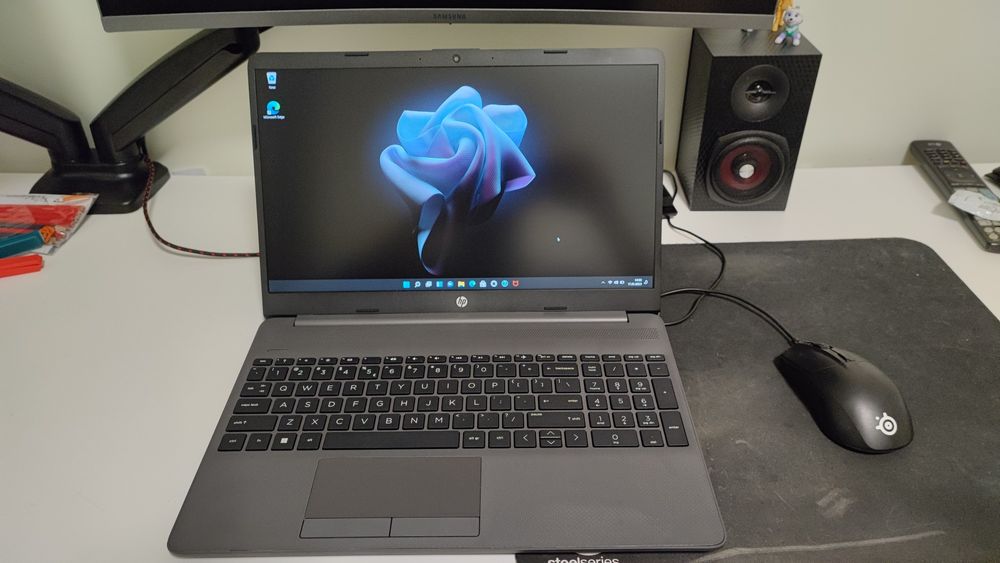 Laptop HP 255 g8