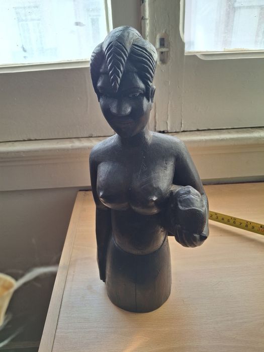 Escultura africana em madeira estatueta cerca 30 cms