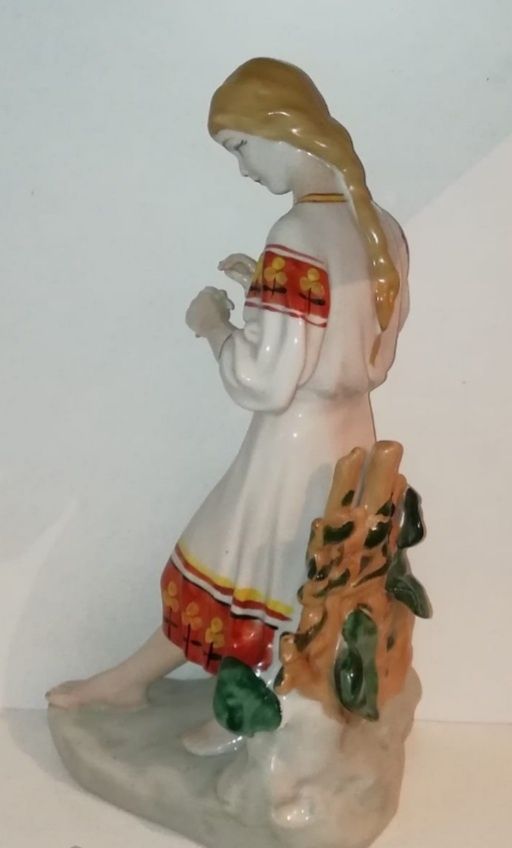 Порцелянова статуетка Дівчина з ромашкою СССР