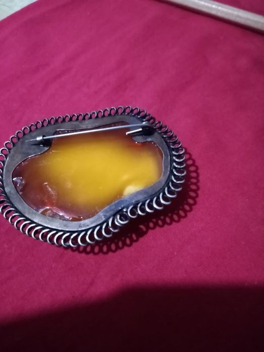 Янтарна, бурштинові брошка.