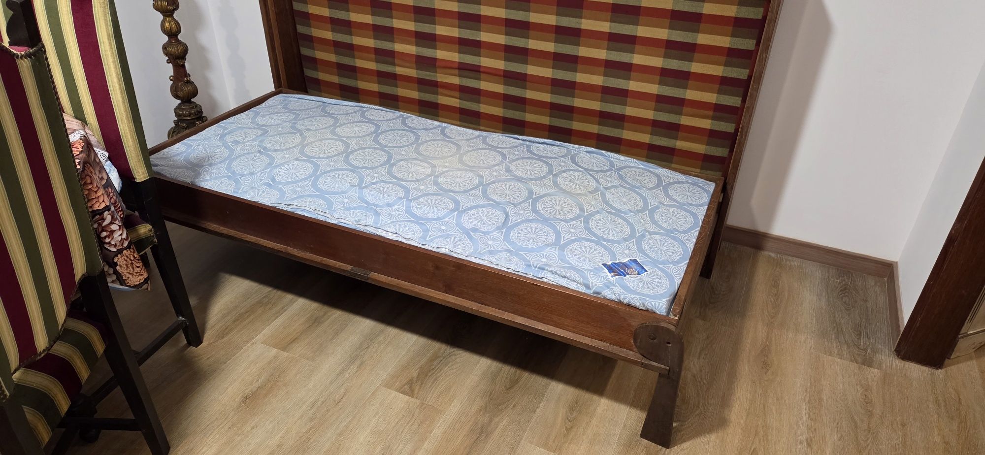 Aparador com cama vintage