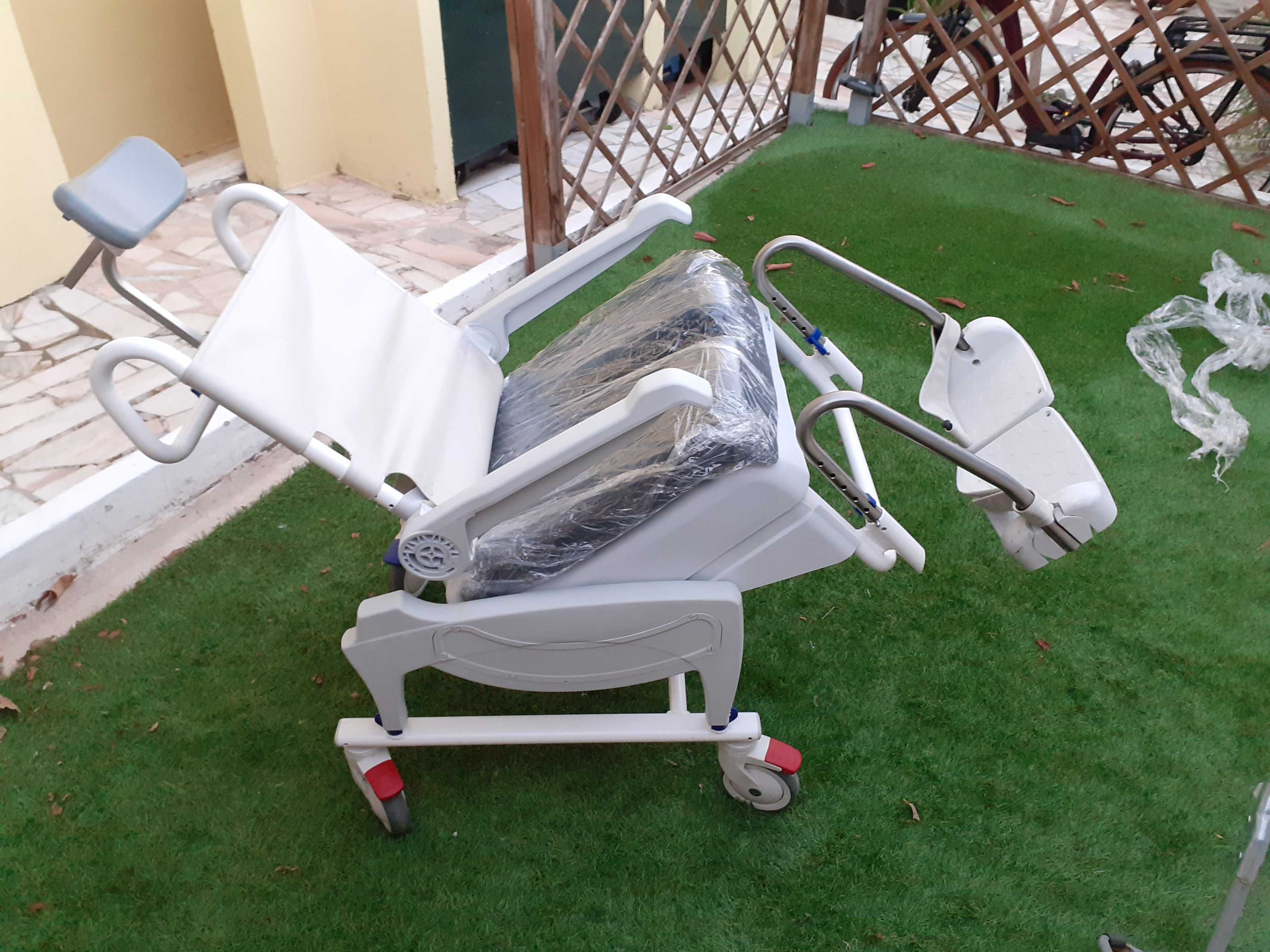 Cadeira de banho sanitária rodas  função de báscula e almofada AQUATEC