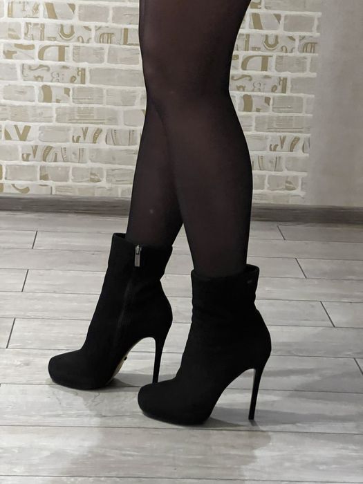 Продам ботільони замшеві днмісезонні. Стан нових